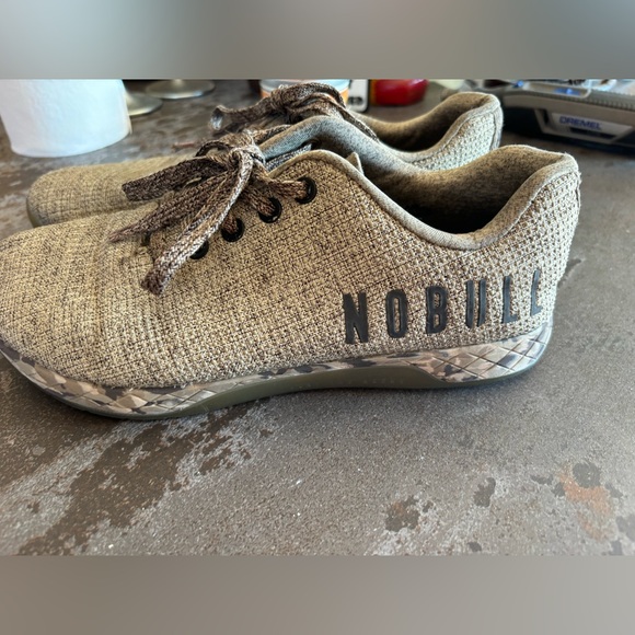 NOBULL size 9 black and tan trainers EUC - Picture 1 of 4